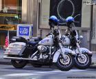 İki New York Polis Departmanı bisikleti, şarjörün üstüne kask yerleştirilmiş.